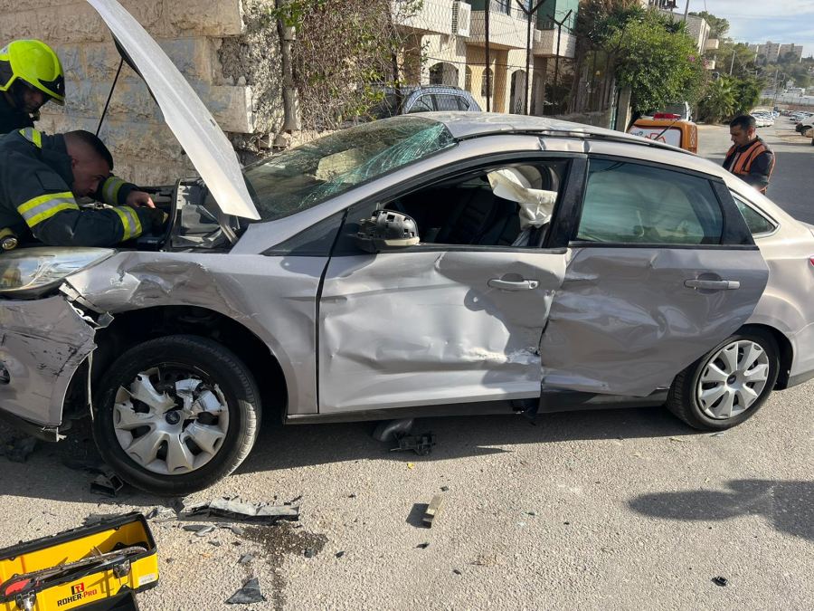 القدس: تخليص عالقة من سيارة جرّاء حادث طرق قرب بيت حنينا